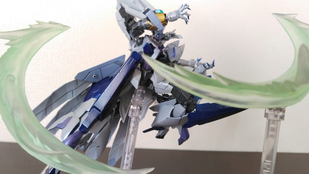 両肩のパーツを鞭の様にして攻撃できる。もう少し長くてもよかったかも。