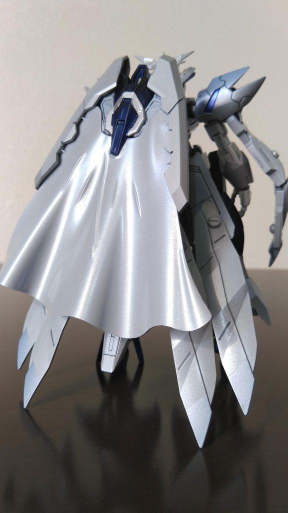 後ろ姿。前回作った「歪鏡 ガンダム・シェンショウジン」で使っていないパーツはこの時のために作りました。まるでウェディングドレスのような後ろ姿です。