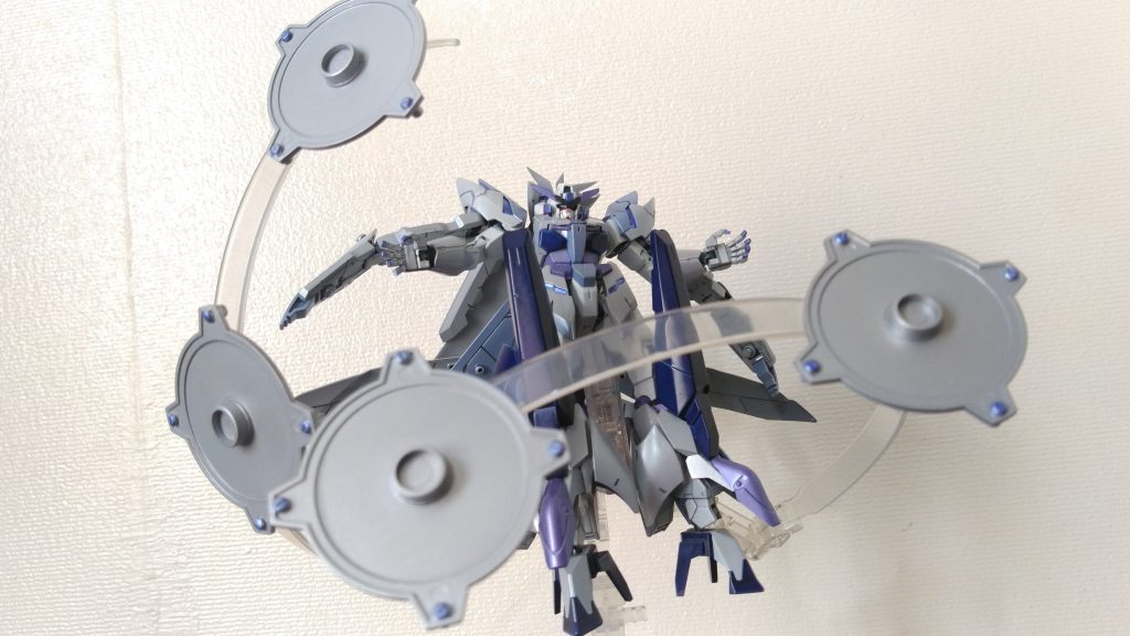 「未来」無数の鏡状の武器から強力な光線を発射する技。本当は尋常じゃない数の鏡が必要な技ですが製作の手間を考えた結果4枚が限界でした。