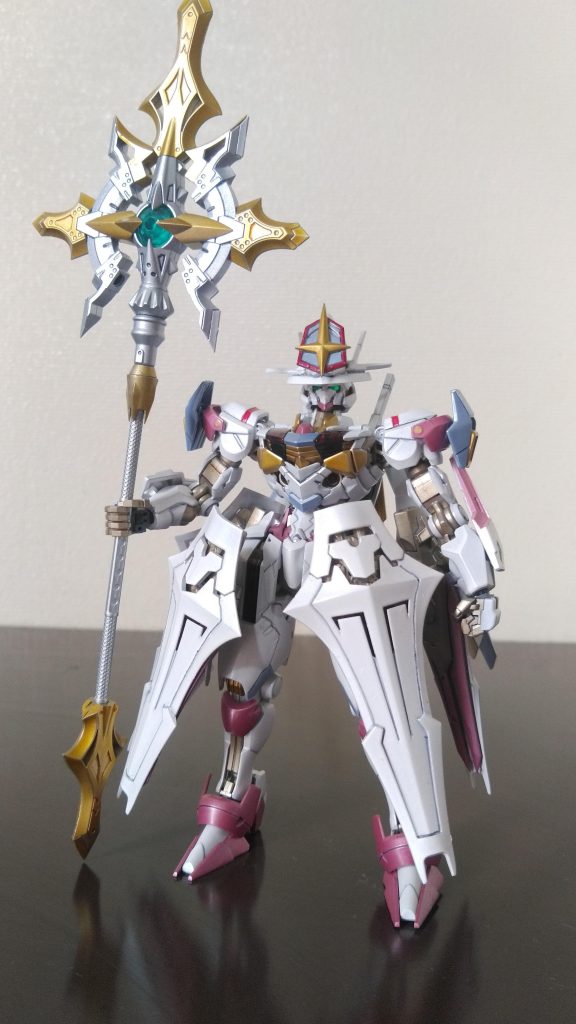 「白き流星の魔女 ガンダムエアリアルグリッター」ガンダムエアリアルグリッターは「光り輝く正義の魔女」という理想の魔女像をありったけ詰め込んだカワイイとカッコイイの両立を目指したガンプラである!名前の由来は「アムロ・レイ」の異名「白き流星」、そりて「グリッター」は「ウルトラマンティガ」で人々の心の光で奇跡の復活をっ果たした「ウルトラマングリッターティガ」からお借りしました。