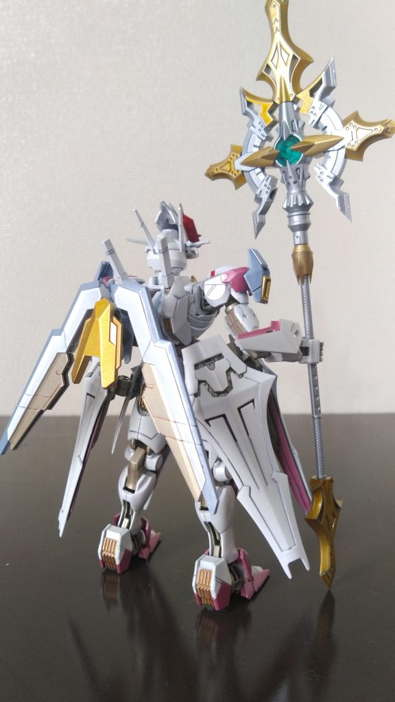 後ろ姿。エスカッシャンをマントかマフラーの様に見立てて接続しています。頭部のデザインは「リトルウィッチアカデミア」というアニメの「シャイニィシャリオ」の帽子を参考にして、カラーリングは「ひろがるスカイプリキュア」のふわりひろがる優しい光「キュアプリズム」に似せてみました。