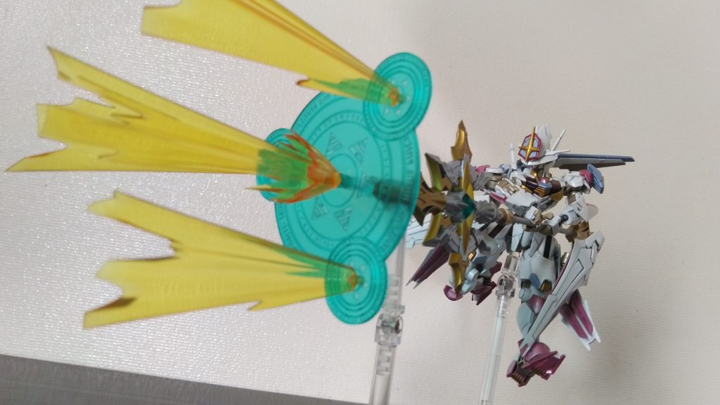 「マジカルグリッター☆ビーム」闇属性の相手か、悪しき心の持ち主にのみ効くビーム。普通の相手には一切の効果がない。「ウルトラマンコスモス(エクリプスモード)」の「コズミューム光線」とか「プリキュア」シリーズの浄化技みたいなやつだよ。