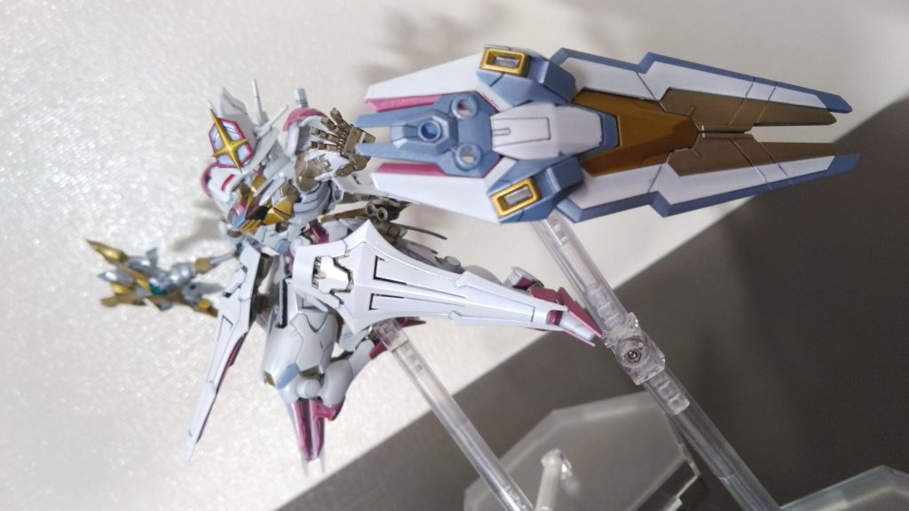 「グリッターエスカッシャン」普段は機体に装着し、常時魔法壁を張っているが強力な攻撃には合体して防ぐ。