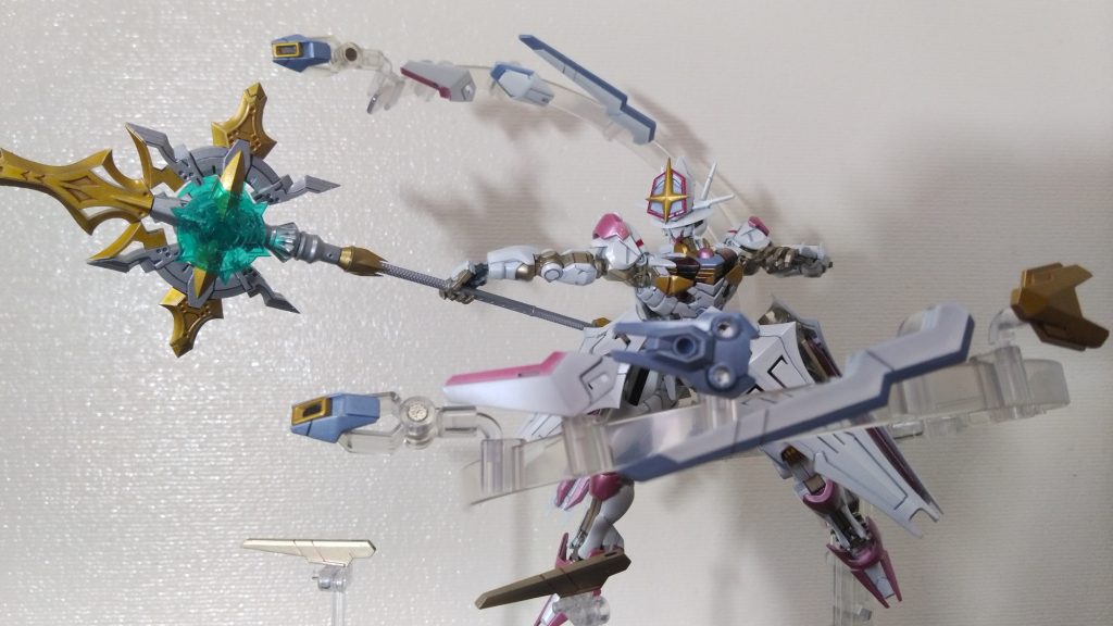 「グリッターエスカッシャン」はバラバラに分離してオールレンジ攻撃を行えるのだ!エスカッシャン専用のスタンドは持ってませんが頑張って飛ばしてみました。