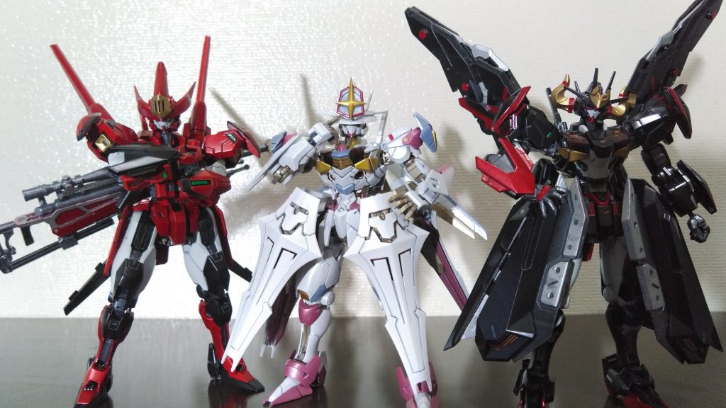 今まで作った星の魔女たちと比較。「エアリアルグリッター」はガンプラが買えなくて闇堕ちした「黒い凶星の魔女 ガンダムエアリアルダーク」(右)の双子の姉妹機というの脳内設定です。そして「赤い彗星の魔女 ガンダムスカーレットキャリバーン」(左)とはエアリアルダークの悪事を防ぐための共闘関係という脳内設定です。