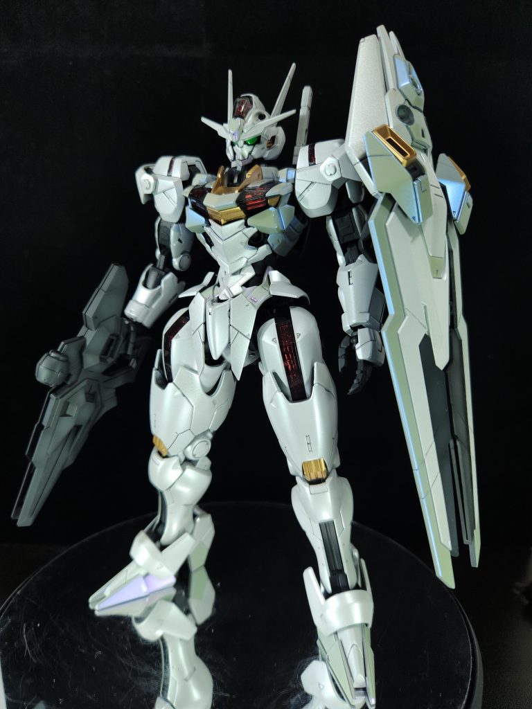 フレームは黒サフ+ファントムグレー、白い外装は灰サフ+ホワイト+パールシルバーです。青い外装は灰サフ+灰白色+Mr.クリスタルカラーのサファイアブルー、赤い外装は灰サフ+灰白色+Mr.クリスタルカラーのアメジストパープルです。