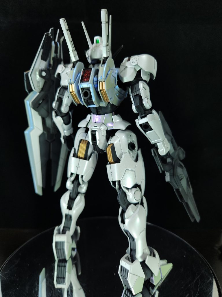 元々黄色の部品は黒サフ+ゴールド、ツインアイは黒サフ+シルバー+クリアグリーンです。