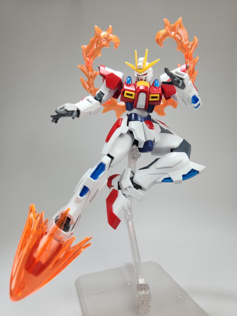 各稼働部が柔軟に動くので、ポージングが思いのままです。指先に動きがあるだけで、すごくしなやかな印象を受けます。 このキットは、そのままで非常に完成度が高いと思うので、元のカラーリングに近い感じで少しグラデーションかけながら塗装し、艶消しか半光沢で仕上げて、クリアパーツとの対比をとっていく形で完成させるのがいいかなと思います。