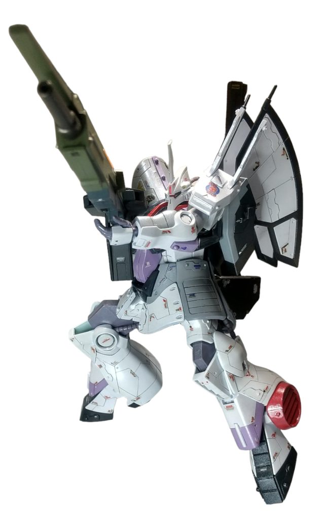 アマゾンの期限切れ寸前のポイントでとりあえず買ったパールホワイト・・これ、ベースがクリアなので上塗り専用でした。とりあえずクリアコートの要領で全体に吹いたら、黒系のところや、デカールがツブツブに。。。やらかしました