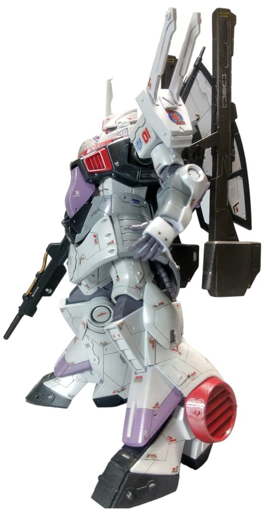 投稿遅れの原因となった、腰から下のディテールアップクリアコートすると、ライトの反射をうまく調整しないと写真がサチッてしまうので撮影が難しいです。私には、やっぱり艶消しだな。