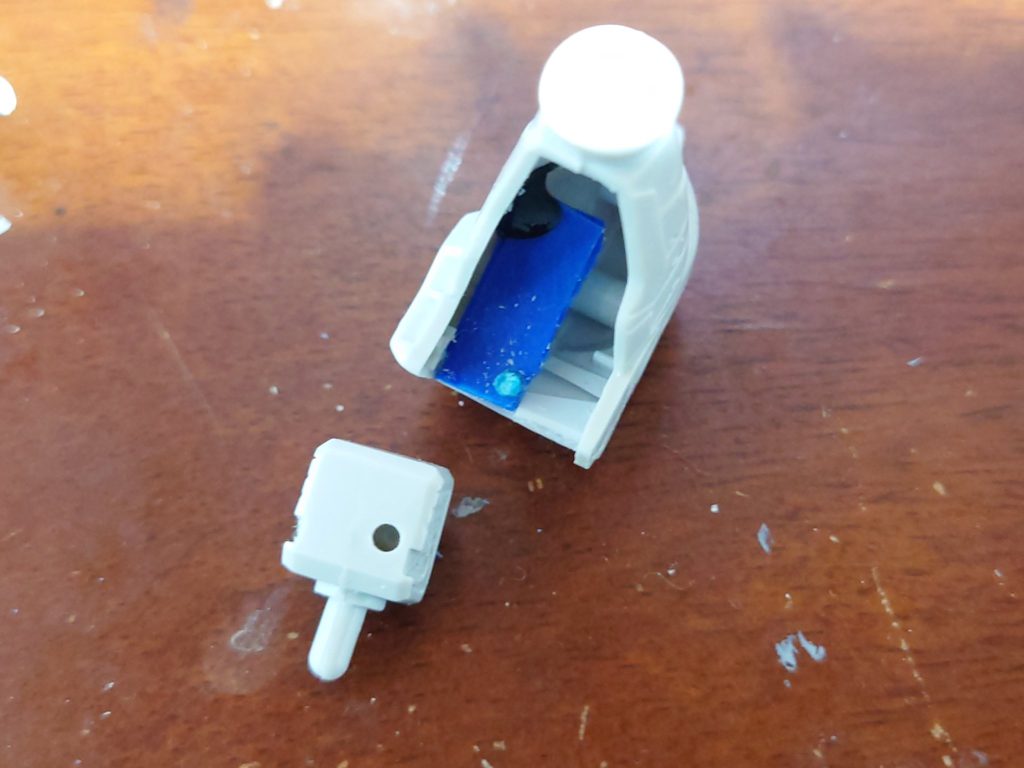 肩アーマー：接続方法を変更してますアーマーの中にプラ板と2ｍｍプラ棒を貼り付け肩に穴を開けて接続しています上の方の隙間はプラ板で塞いでますこれで肩アーマーの取り付け位置が左右上方向になり全体のシルエットが大きくなります