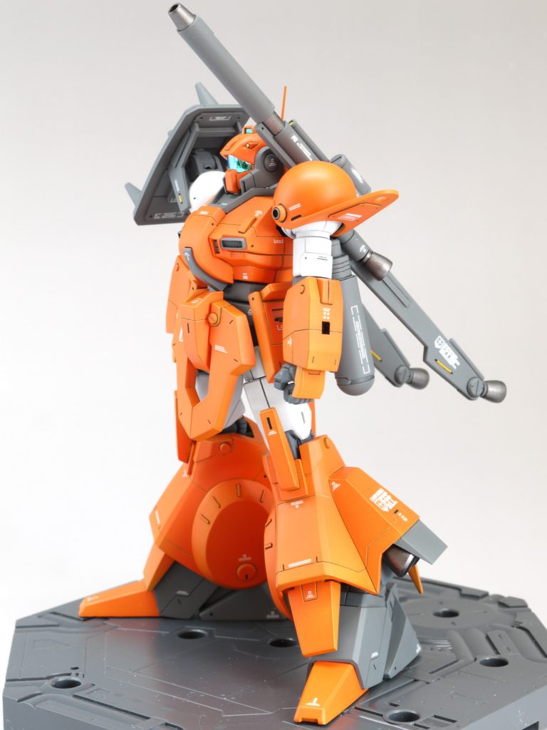 ●腕・肩と上腕はガンキャノンを加工・右肩シールドはプラ板でスクラッチ・左肩アーマーはザクⅠにプラ板を追加 肩に対してマグネットで取り付けてあるので外せます。・前腕は後ハメ加工をして合わせ目を消し、手首周りの形状を変更