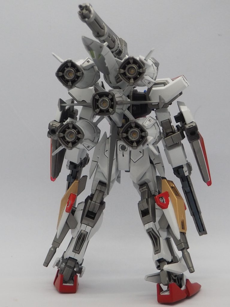 ビルドストライクEG2体分の武装と105ダガーのガンバレルとジュピターヴガンダムのマニファービットをミキシングしました。ビットはストライクガンダムのシールド風に塗装してあります