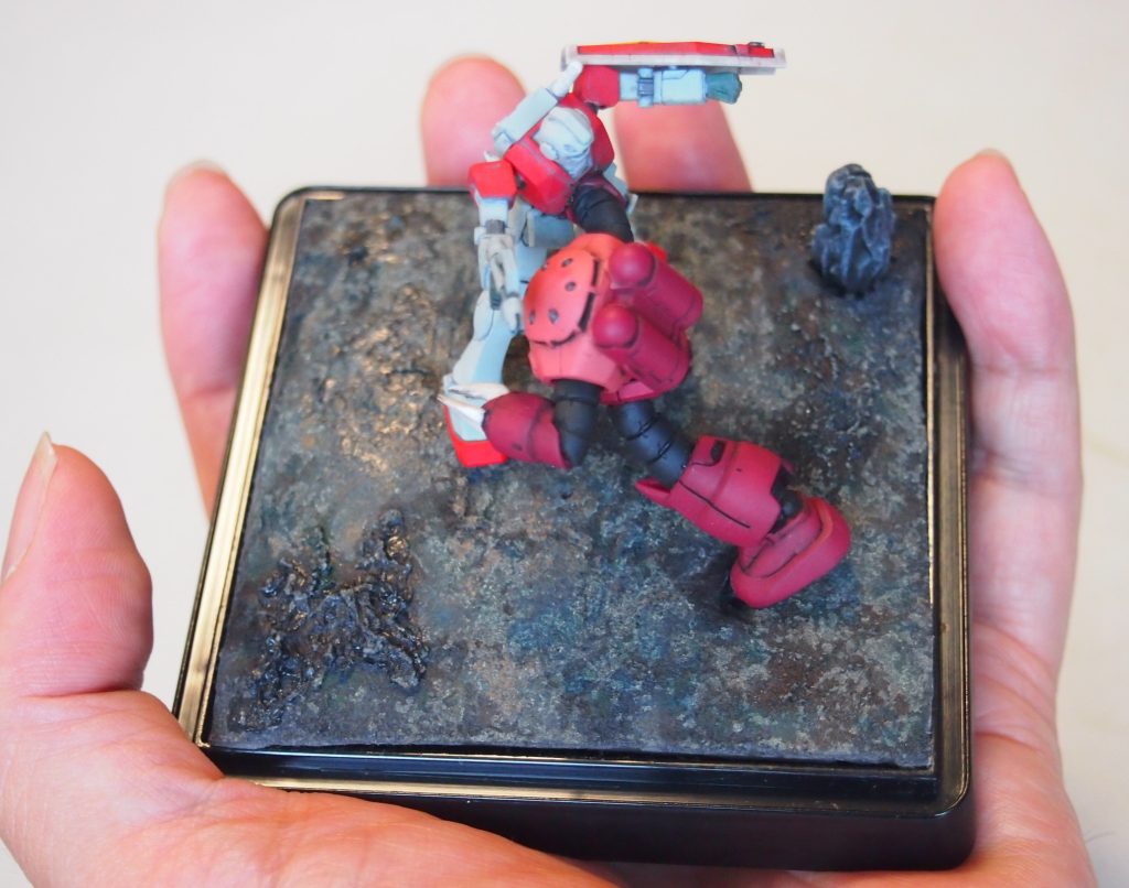 ジオラマベ－スのワンポイントに岩か水溜りか迷いましたが岩を選択しました　嫁がこれ何？　水溜りにしとけば良かった・・・