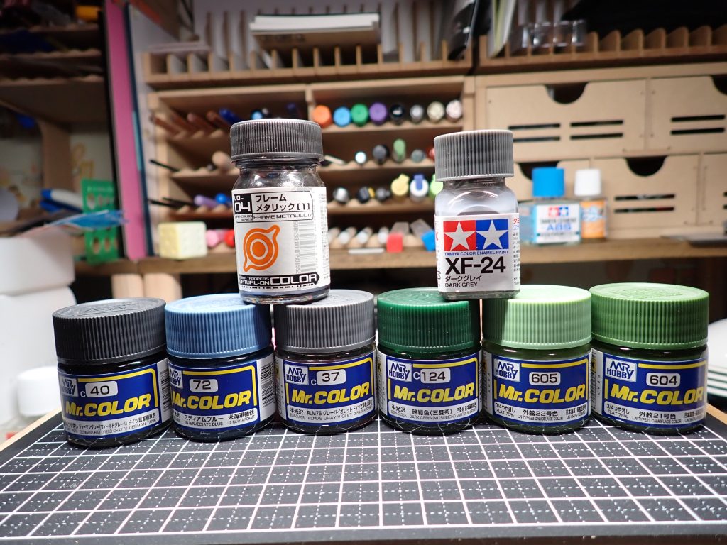 使った塗料はこれです。メインの緑はガンダムカラーのMSグリーン等でも似たような色味ではあったけど、ミリタリー系カラーも良さげな感じだったので使用してみたと言う感じです。