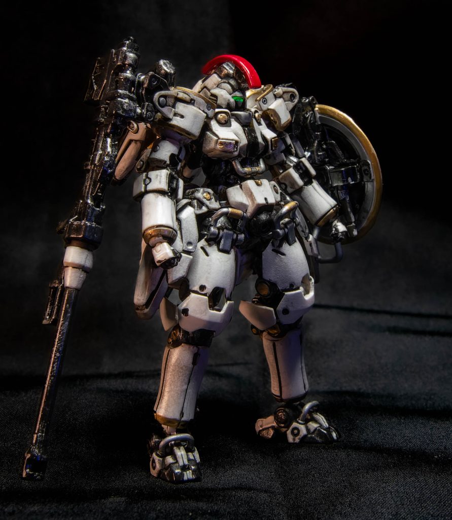 目には蛍光塗料使っています。足裏に磁石仕込んだので、鉄板上で立ちます。