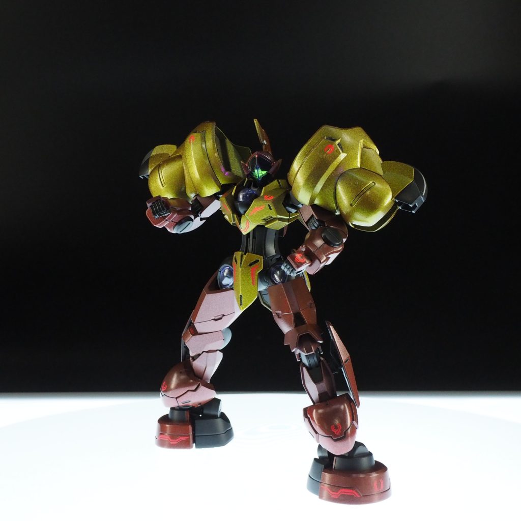 アクション!……はあまり出来ないw 肩の鎧はフレームに引っかけてるだけなので( ・∇・)カメラアイ等は付属のシールの上からアーテックスのルミネを吹き付け、ブラックライトで光らせています。================================続いて制作記録です。