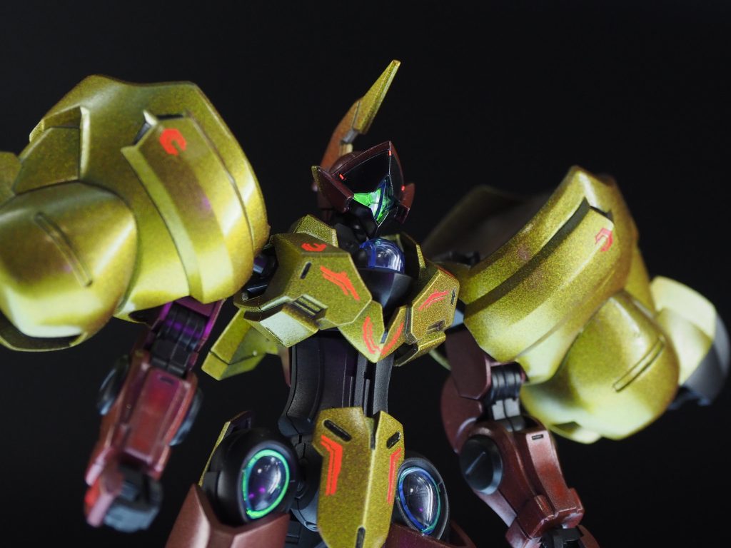 あおりショット。鎧部分はレモンイエローにするか迷いましたが、持ってる中で一番それっぽいGSWのミスティックゴールドで。アクリジョンのベースグレー下地のメタリックレッドの上に重ねています。