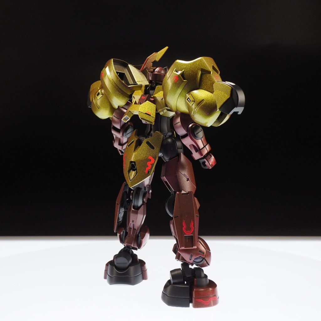 バックショット。デカールはMYKデザインさんのネオンレッドを使用。ラインデカールの中でも炎っぽいやつを選んで貼ってみました。