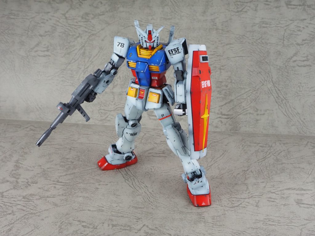 作っていて分かったのですが、リバイブ版のライフルは分割が優れていることに比べ、大きく長めで迫力があります。