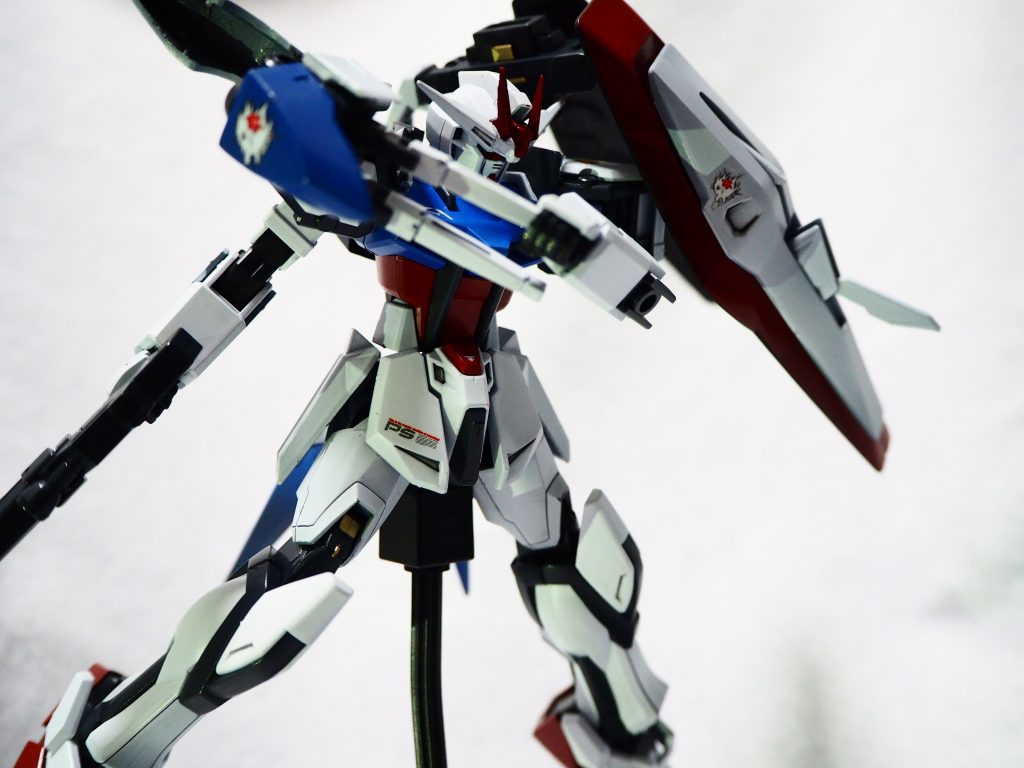 右肩サーベルラックは可動式。