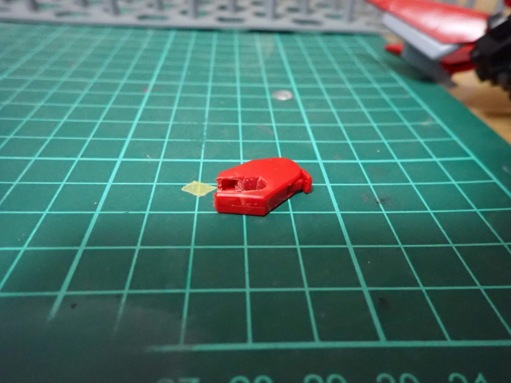 こちらも下を切り抜きして後ハメしました。