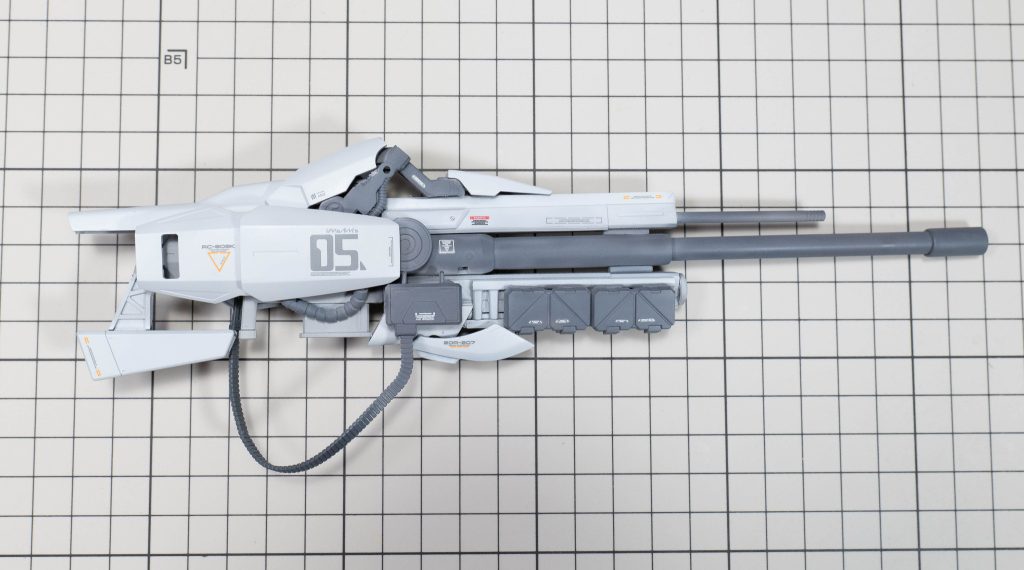 武器は「HG 1/72 メイレスジョウガン」のライフルをベースに、ジャンクパーツをペタペタ貼り付けてスクラッチしました。（雰囲気で作ったので、おそらく装備は多分できません）外部装甲は気力が続かず保留としましたが、正直ZZのままのほうが格好良いかなと思ってたりします。