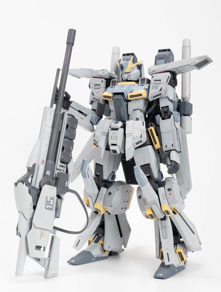 ロービジっぽい淡いカラーで仕上げ。いろんな方の作例を参考にモールドを掘ったり貼ったりのディテールアップ程度。素体が素晴らしいキットなので下手に手を入れなくても、という感じでした。