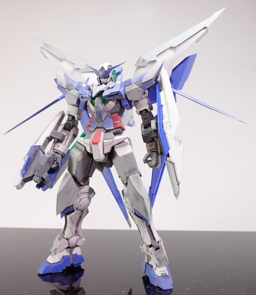 塗装前・脚部：太腿はプラ板でボリュームアップ。ヒザ装甲やアンクルガード等をプラ板でボリュームアップ。足首はライン修正。・アメイジングブースター：青いパーツはプラ板とパテでボリュームアップ。4本のブレードはプラ板でシャープ化。他、MGを参考にディテールを追加しています。