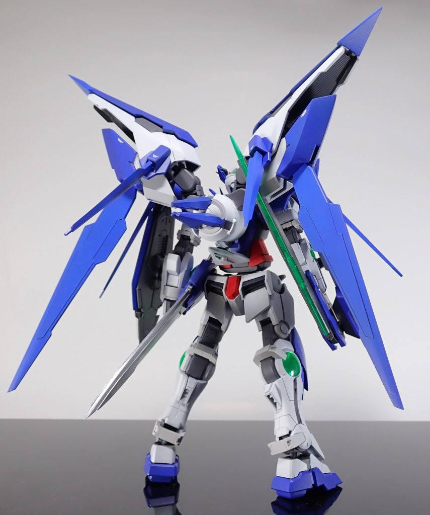 カラーリング・白：EXホワイト＋EXシルバー、ウォームライトグレー・青：コバルトブルー、アイスコバルトブルー・赤：ブライトレッド・フレーム：メカサフヘヴィ・武器類：焼鉄色＋EXシルバー