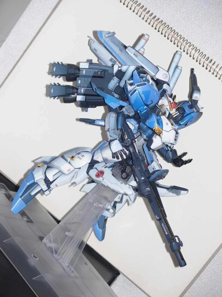 ポーズを変えて別角度から。撮り方が適当なので、もはや普通のガンプラです。ハンドパーツは平手のみスクラッチで作り、他のハンドパーツは塗装すらしてないのでお見せできません。平手がポーズに合ってませんがご了承ください(笑)改造による関節可動域の制限が大きく塗装のシャドウがあってないのは、例のポーズ全振りのためです・・・あと、せっかくの変形はほとんどオミットです。股関節(位置と角度固定)とか膝とか死んでます。肩はスライド・回転機構生きてますが腕の大きさ合ってません。それ以前にプロペラントタンクいじってないから無理か。