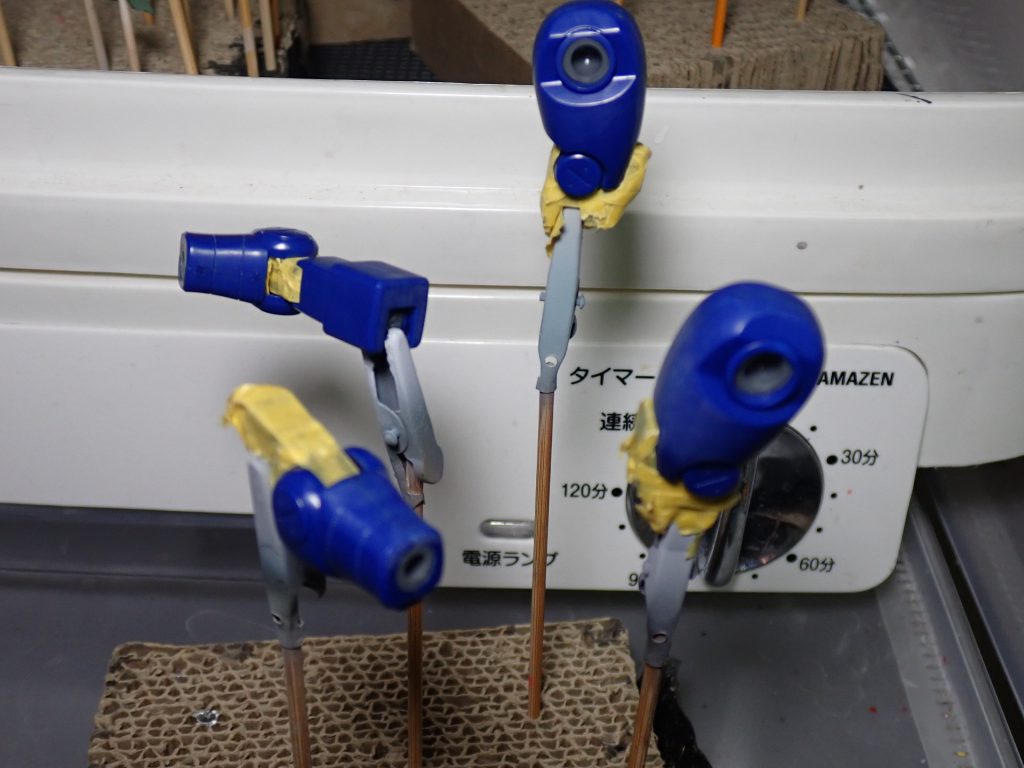 合わせ目けしは後ハメ加工せずに部分塗装で対応。マステ地獄。今度は後ハメ加工でやろうと思う。多分その方が塗装が楽。