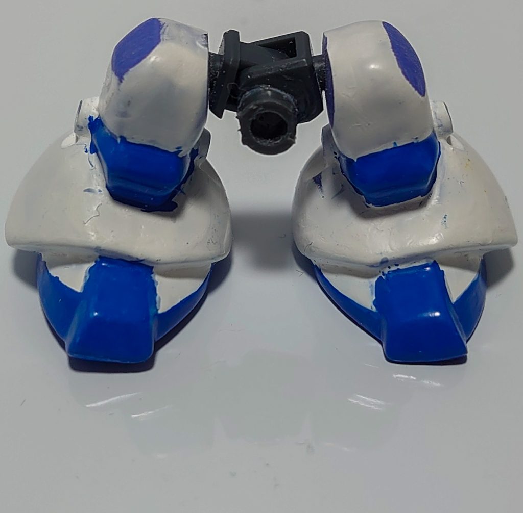 ジャンク箱から程良い大きさのV字にできる関節を見つける表側に軸受にポリキャップを程良い長さに切って貼る