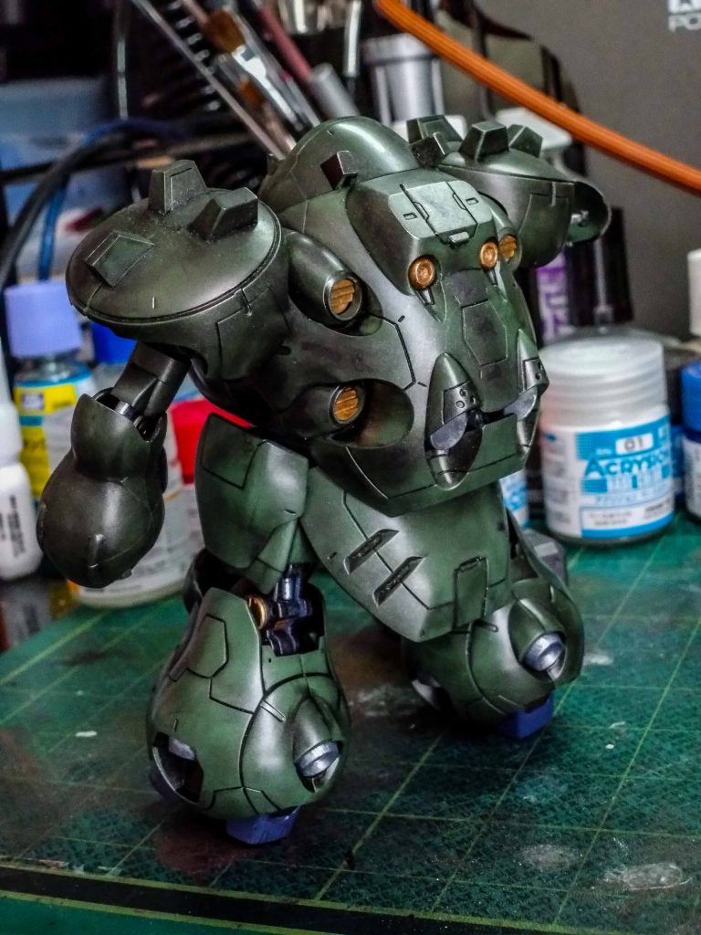 亀みたいな背部がたまらない。関節部あまり見えませんが塗ってます。アクリジョンで。このグシオンからタービンズにリペアされてリベイクになったときは震えましたね。登場もカッコ良かった。無印グシオンパイロットはクソでしたがデザインは好きなんです。