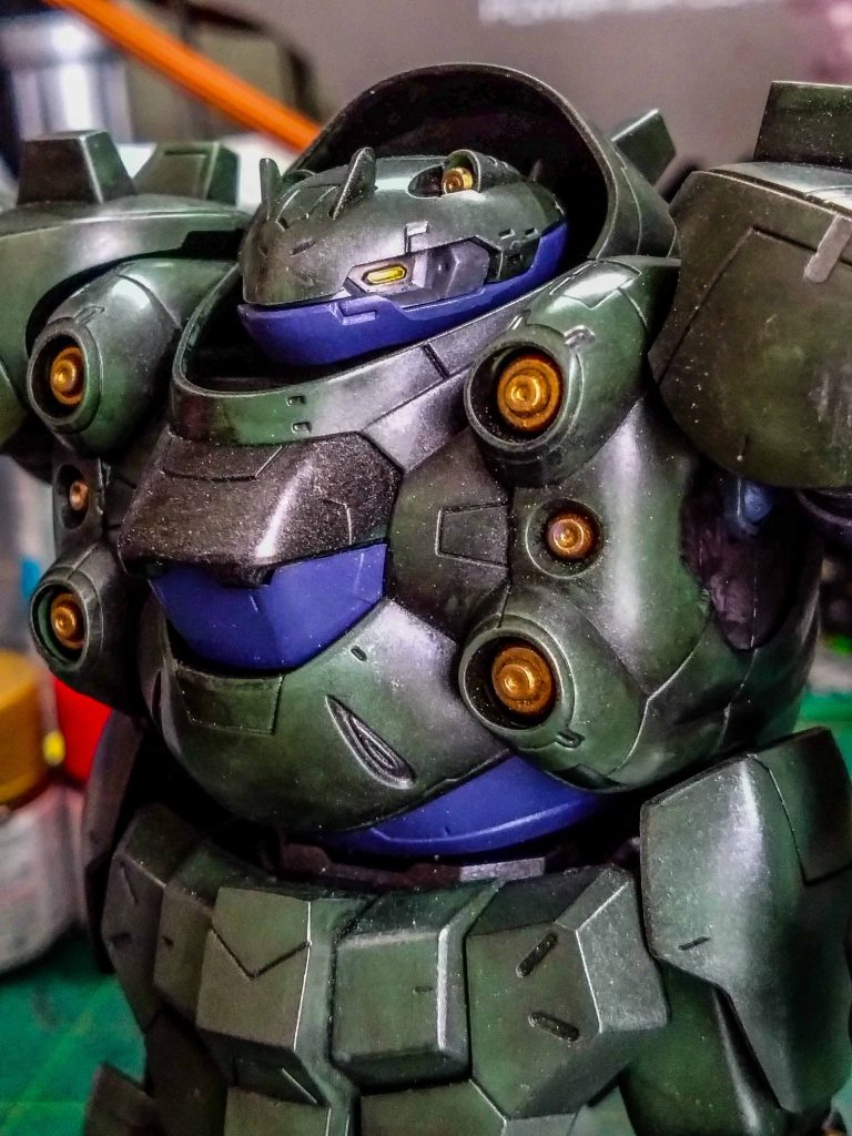 アゴ、胸部、ウエストのすみれ色っぽいところはアクリジョン筆塗りです。レシピ的にはクラフトグレー、ベースカラーホワイト、メタリックレッド、メタリックブルー、シルバーです。意外と凝った色なんです。かなり満足してます。