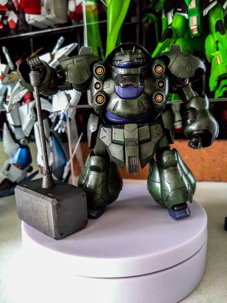 装甲はリアルタッチマーカーとパステルだけで仕上げました。ハンマーは秘密の裏技で金属感を演出してみました。