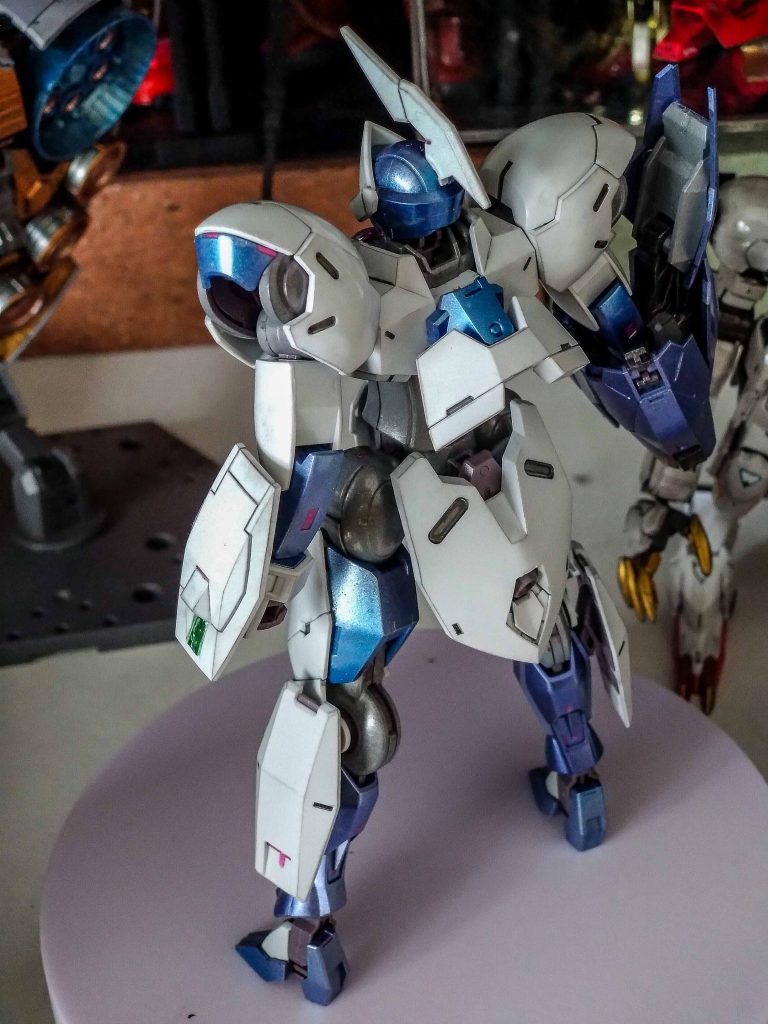 ミカエリスはサイドのスカートなくて膝から下が極端に細いんですよね。ガンダムには少ないデザインで新鮮でした。