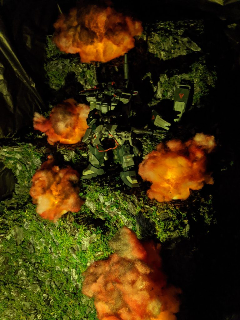 ちなみに、両手に盾を装備しているのは完全に専任パイロットの趣味である。片手で受け、反対側の盾で殴るという戦い方を好んでいたと言われる。そのために銃器の長さを抑えるように注文さえしたらしい。証拠として、この機体にはビームサーベルの装備が無いらしい。当然だが盾の損耗が激しく、頻繁に補充要請が出ていたと記録にあるので、無茶苦茶な話であるが、おそらくは全て事実であろう。