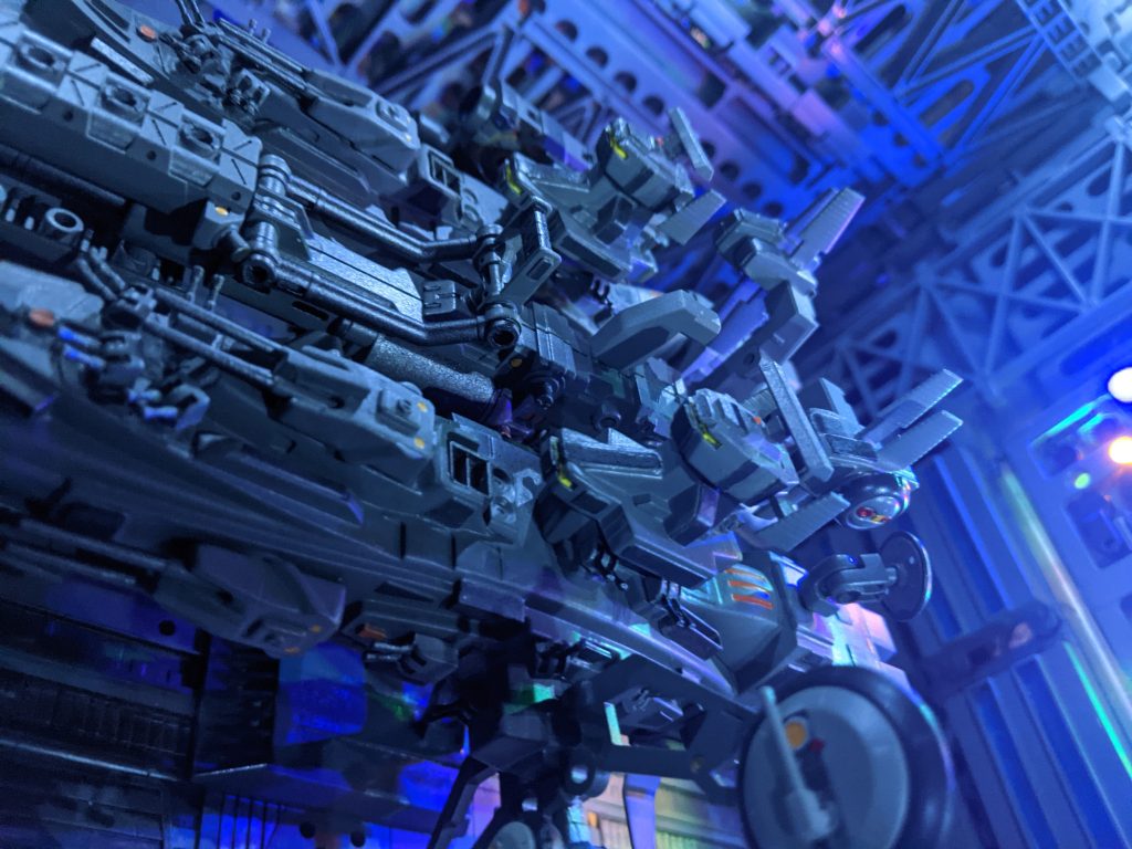 マゼラン二隻でモデリングサポートグッズのリボルビングバスターキャノンを挟んでいます。