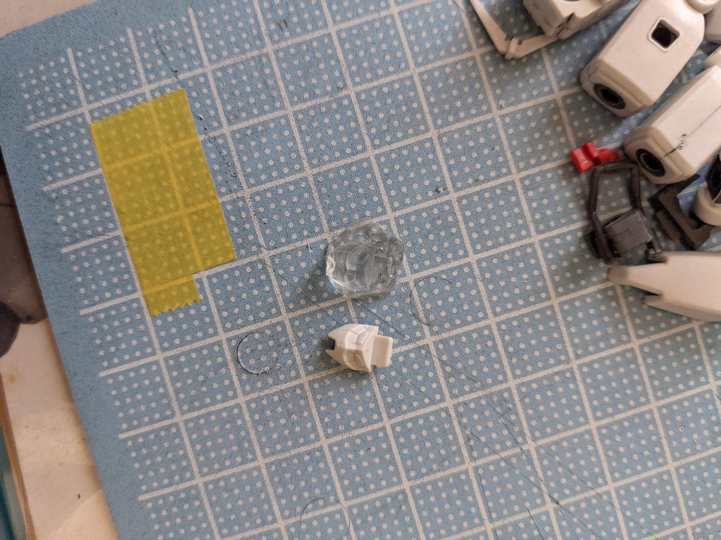 顔はHGUC（旧の方）を、お湯丸とUVレジンで複製しますた。