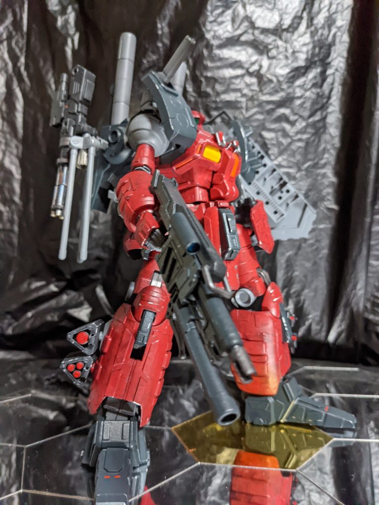   本来のメイン武装であったライフルは腰部後方にマウントできるようになっているので長距離砲を打ち終わった後はすぐさま中距離戦闘に移行が可能である。 元々装甲の厚いガンキャノン系に装甲を追加したことにより機動力はかなり削られているが、追加された武装は実弾系の草莽品であり、パージが可能で使い切った武装を破棄することで本来の機動力までは回復する。   