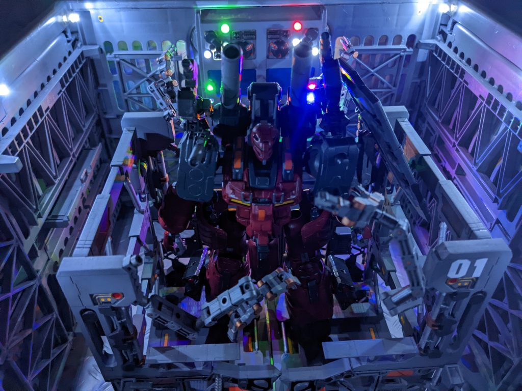 そのため、彼らは急遽機体の強化プランに取り掛かった。 その第一号がガンキャノンディテクターカスタムである。本機は拠点棒愛に特化させることにより、機動力を捨てて装甲と火力の増強に特化させた強化案である。リアクティブアーマーによろる装甲強化に加え左肩には大盾、武装は長距離砲をメインに脚部にミサイル、バックパックに二機の自動ターレットを装備している。  