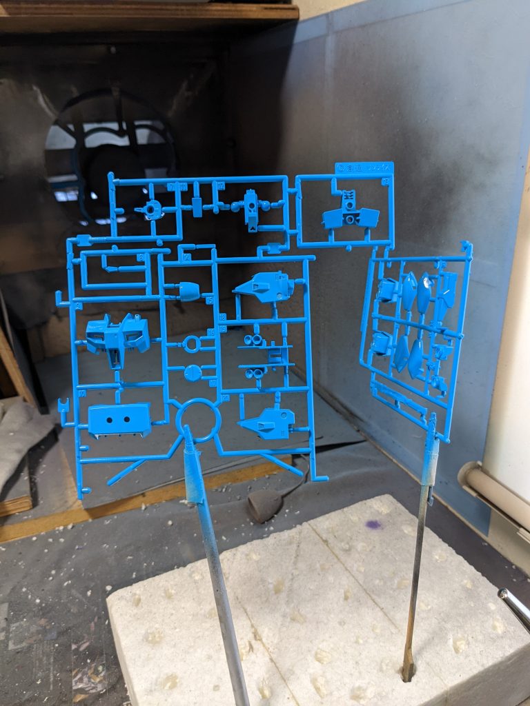 ランナー塗装の図。ホワイトサフ後にスカイブルーを噴いてます。この後バーニア周辺等をマスキングして細かい塗分け。背景汚くてゴメンナサイその②…。