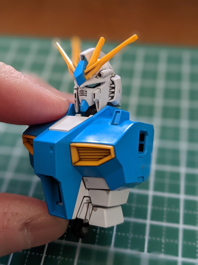 このνガンダムの組立てはEGの基本コンセプトに従って手もぎでも簡単に作れるを実践したのでアップにするとゲート跡が良く分かります。