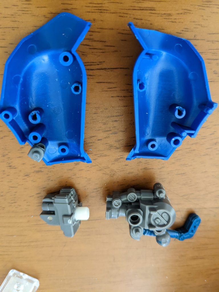 スネフレームを真二つにして5ミリ丸棒で取外し可能にして、フレーム裏は接続穴を切欠き後接着。これで完成後もスネフレームが見れます。