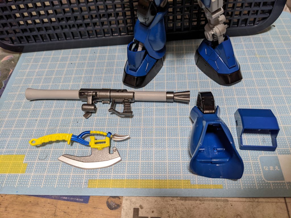 スネアーマー内側と足の甲内側を切欠いて広く開脚出来る様にしてるので立ち姿が少しカッコ良くなった気がします。