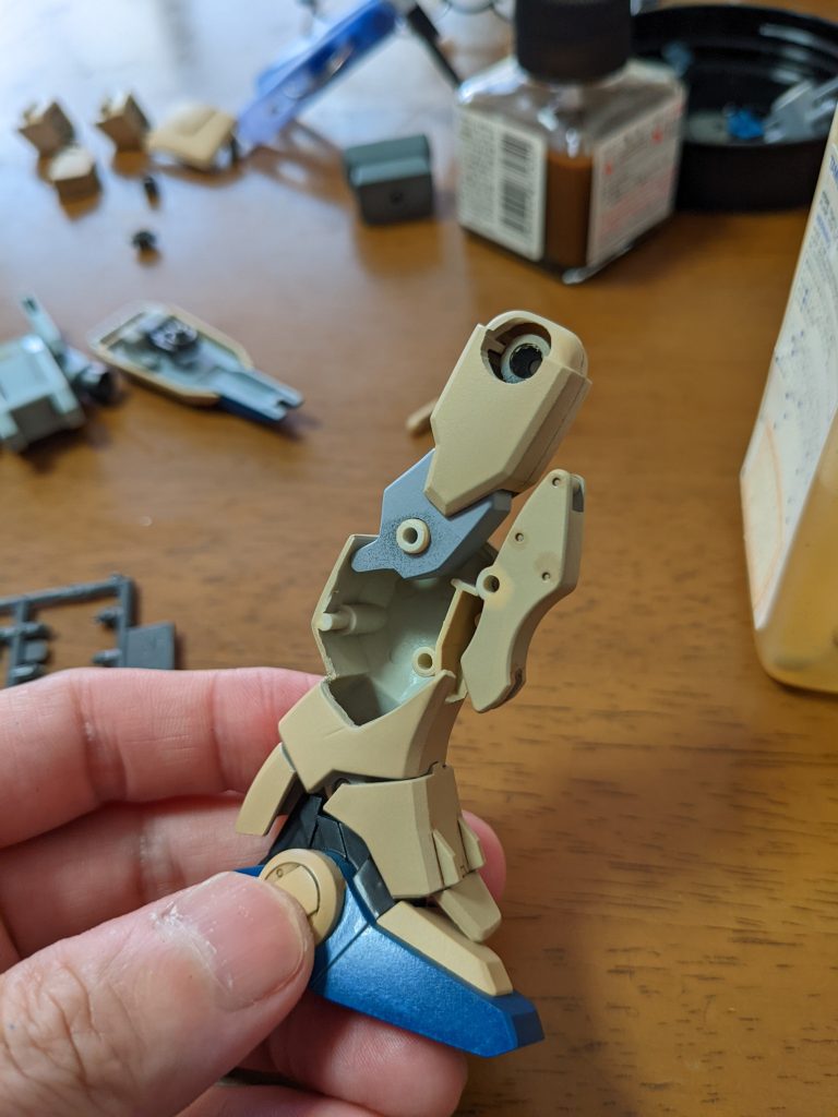 スネとフクラハギは後ハメ加工、甲アーマーの内側を切り欠いて足をしっかり開ける様にして股関節Pキャップ周りを削り込んで、足をしっかり開ける様にしますた。