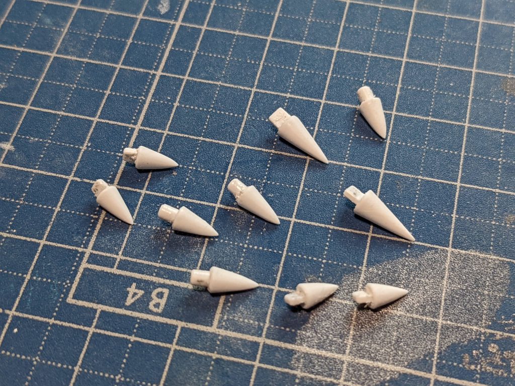 肩のスパイクはキットのままだと丸っこくてカッコよくないのでランナーの端材をスチロール系接着剤でスパイク先端に接着してヤスリで形を整えました。