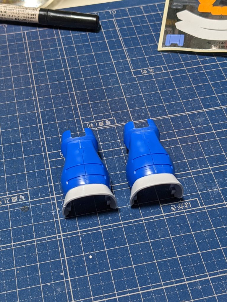 下腿背側に合わせ目が出ますが青部分は段落ちモールドなので白く塗装する部分だけ合わせ目消して白で塗装してます。