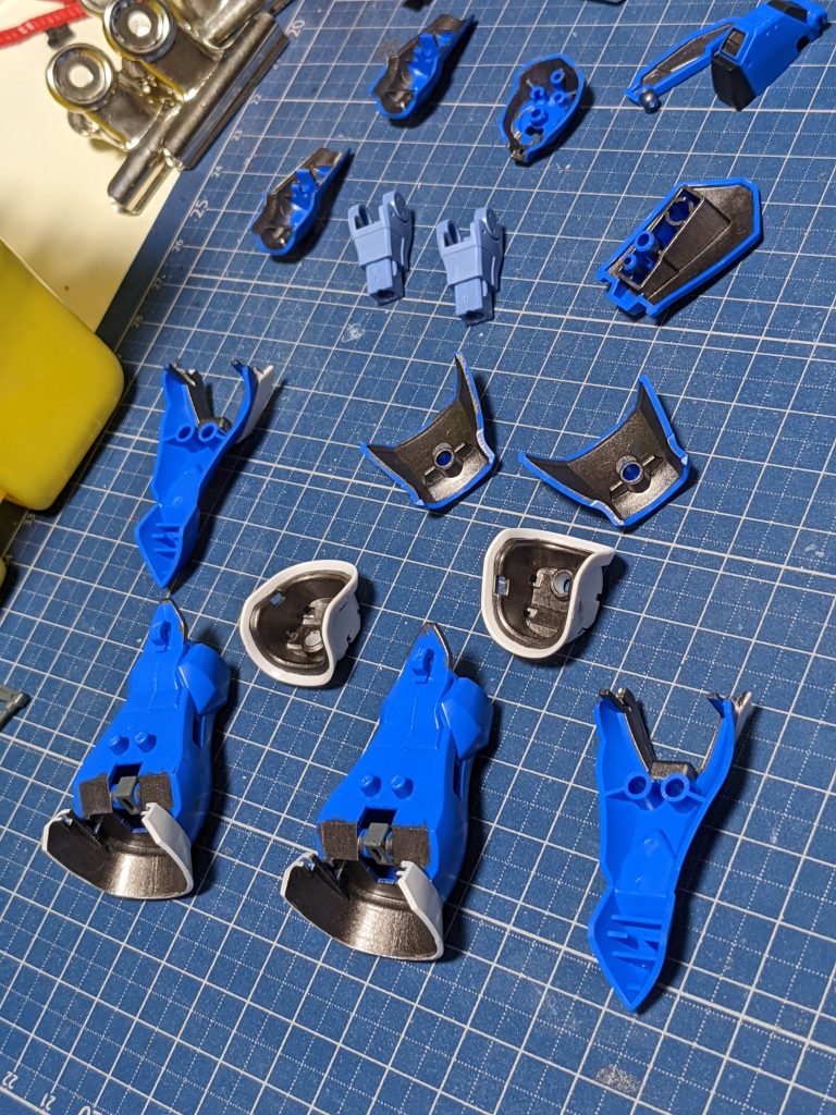 アーマー裏の完成後に見えちゃう部分はいつものように焼鉄色で筆塗りしてます。